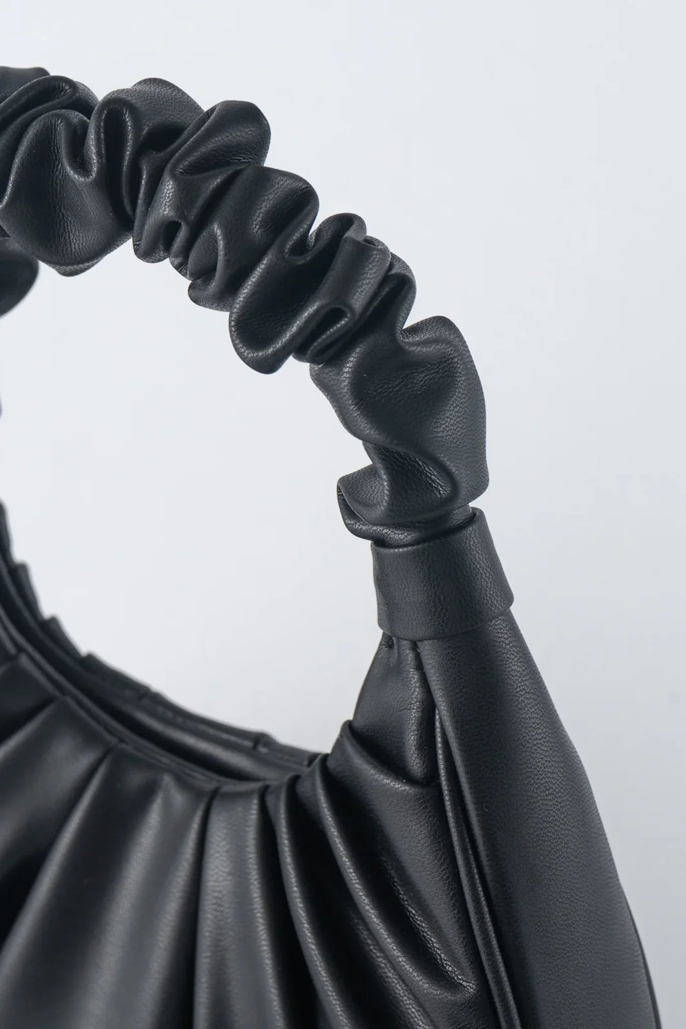 TEN TONES Alani Cloud Bag Black