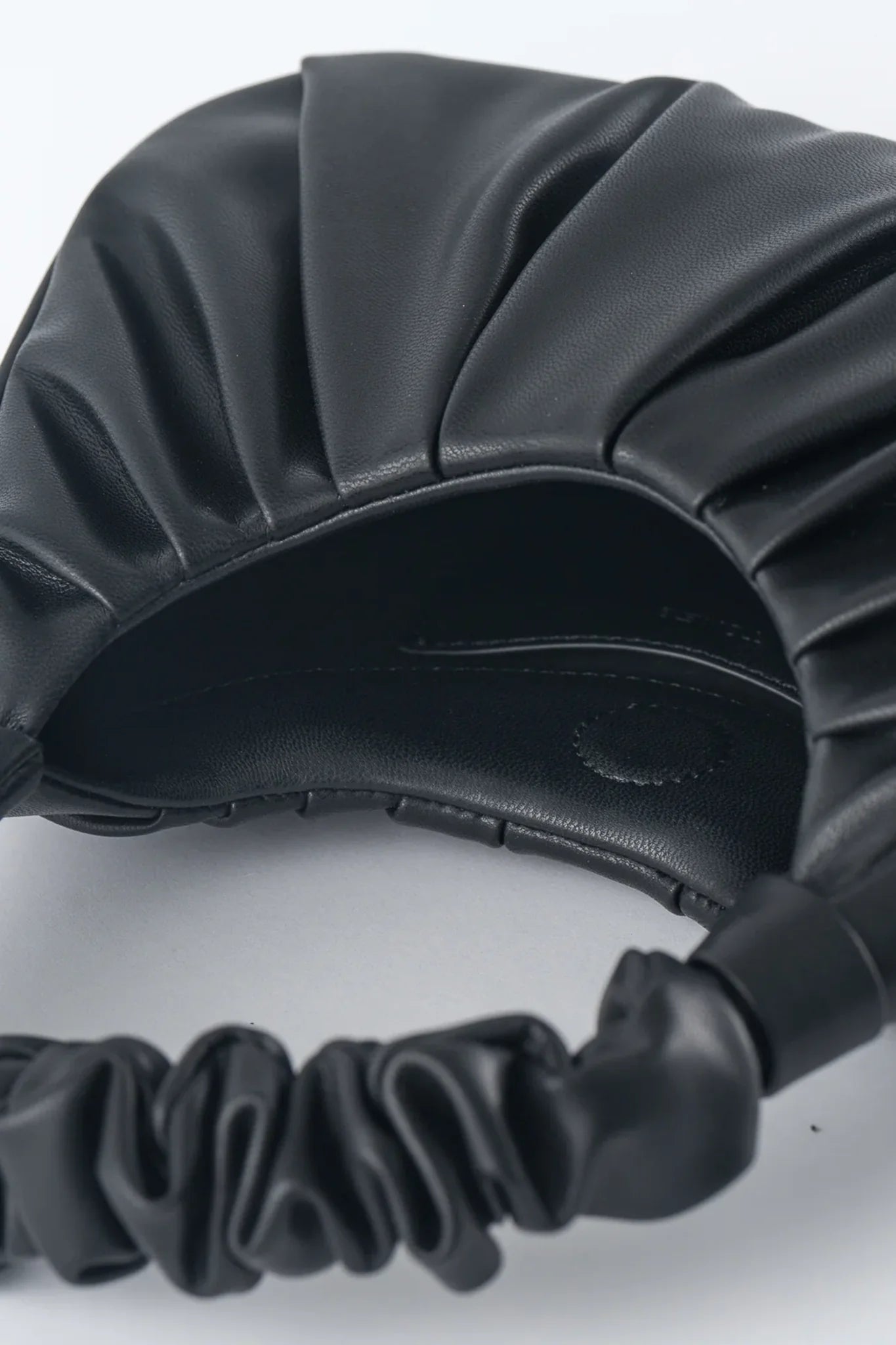 TEN TONES Alani Cloud Bag Black